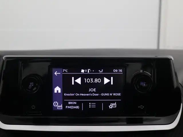 Peugeot 208 view 9