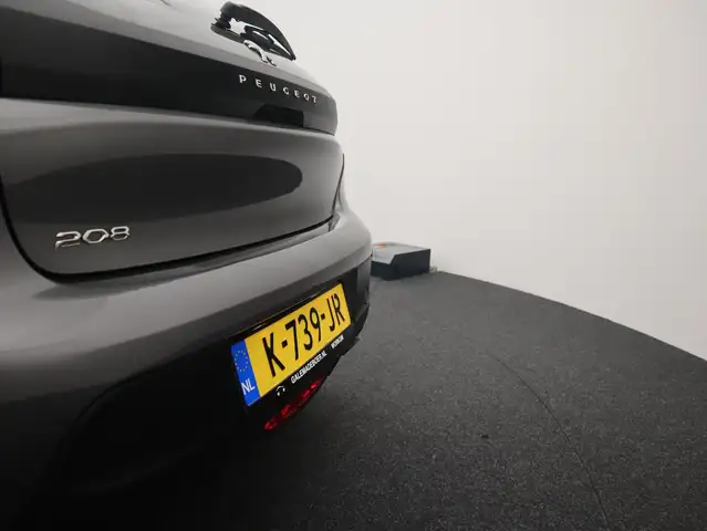Peugeot 208 view 5