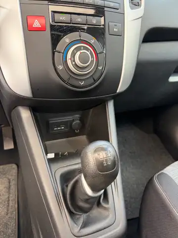 Kia Venga view 11