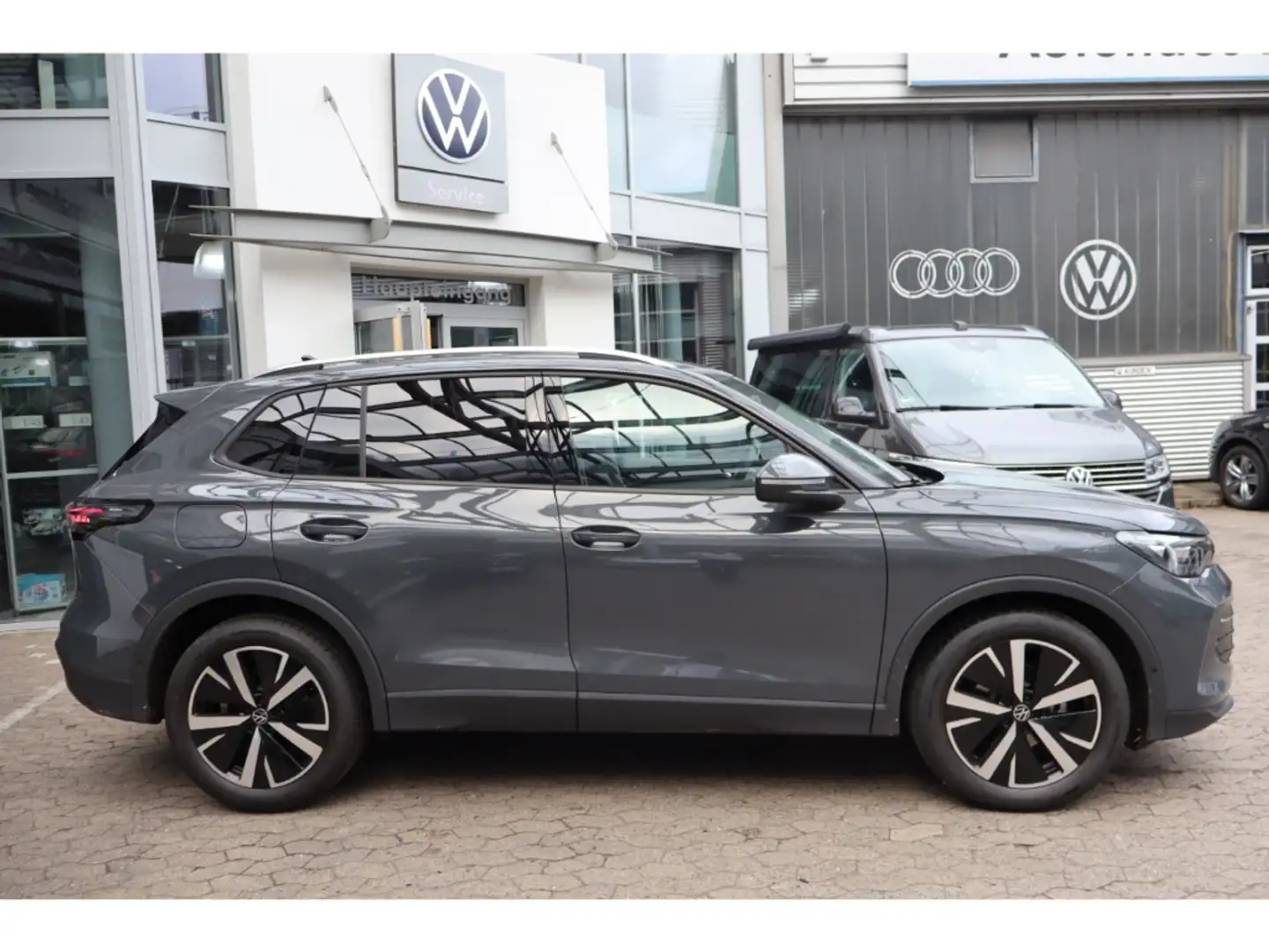 Volkswagen Tiguan 110 kW EU6e 1.5 eTSI Life AHK ACC Winterpaket Grijs - 2