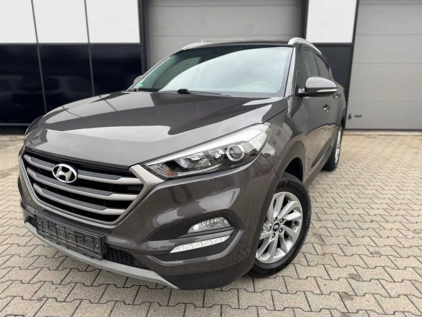 Hyundai TUCSON blue Advantage Grau - 1