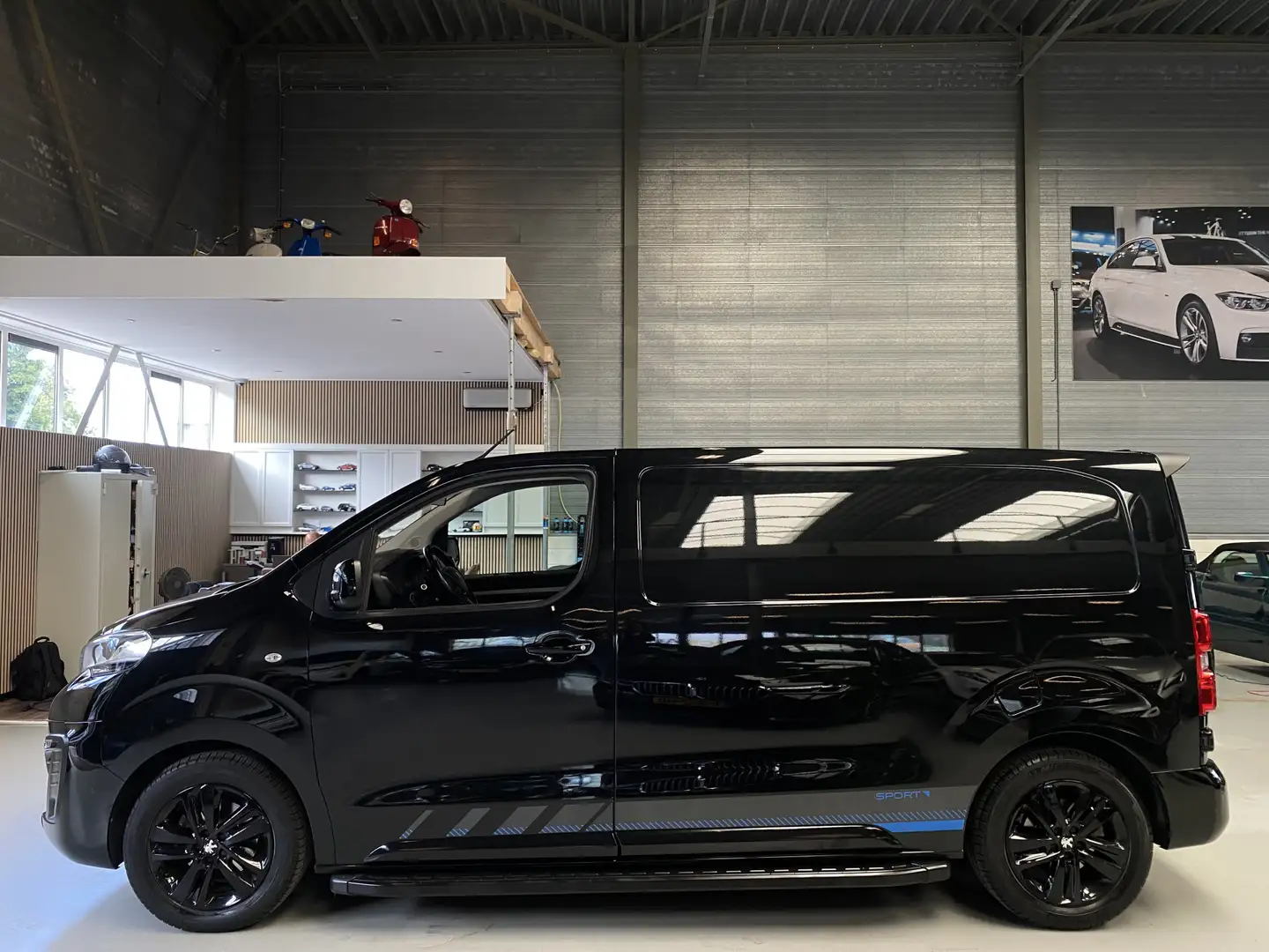 Peugeot Expert 2.0 BlueHDI 180 Standard Asphalt Sport Automaat, C Zwart - 2