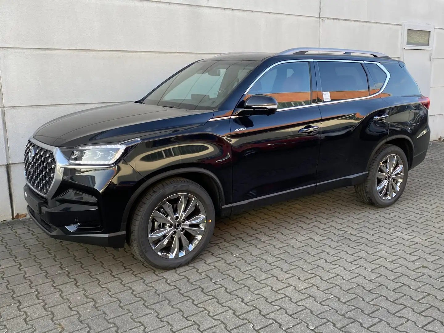 SsangYong Rexton 2,2 E-XDI 4WD 8AT MY25  Lux 3.5t AHL GSD ACC 360Ka Černá - 2