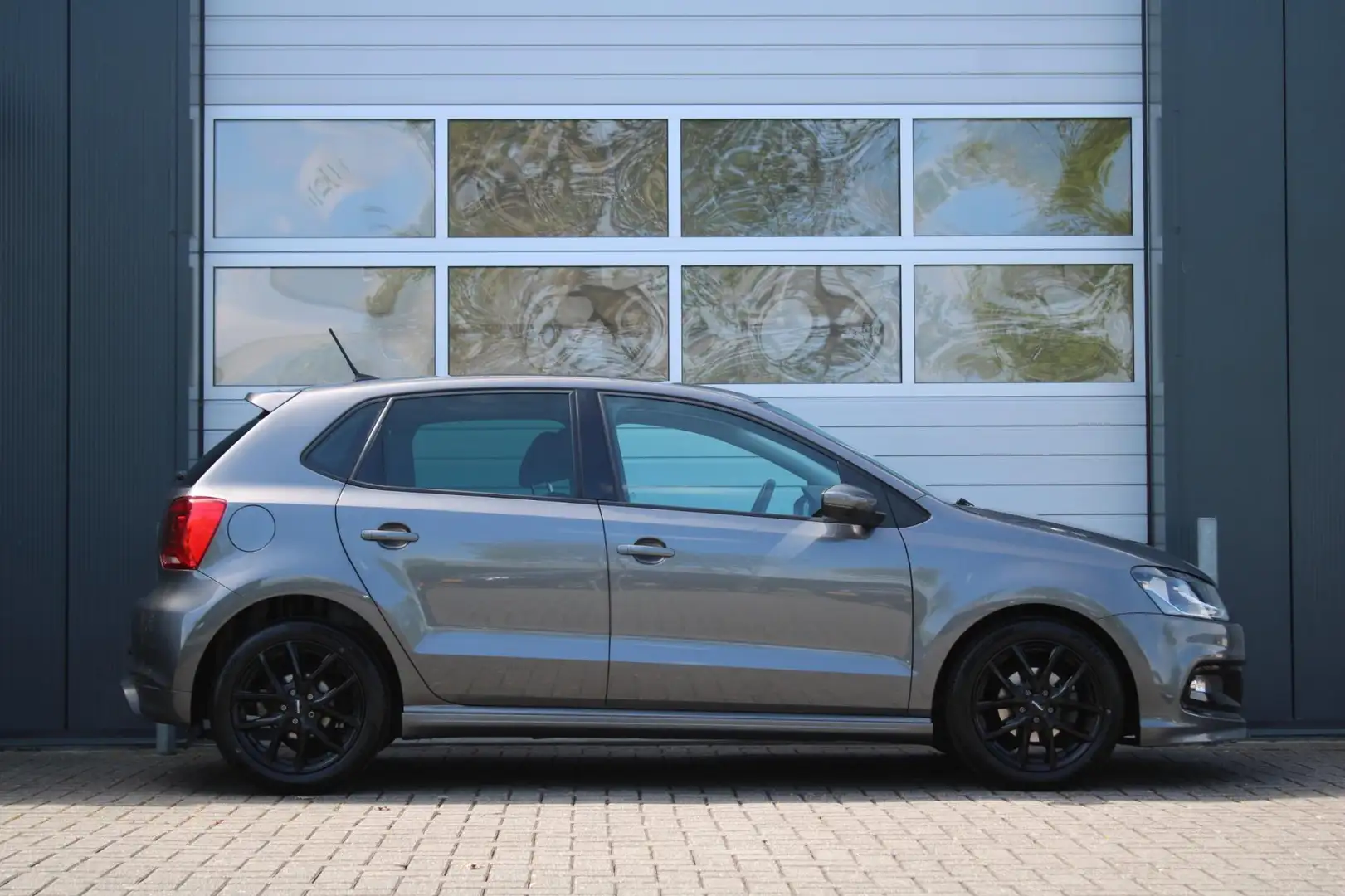 Volkswagen Polo 1.2 TSI R-Line Clima/Cruise/Navi/Bluetooth/PDC/App Gris - 2