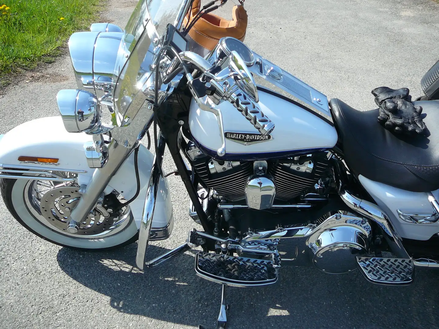 Harley-Davidson Road King FLHRC Road King Classic Alb - 2