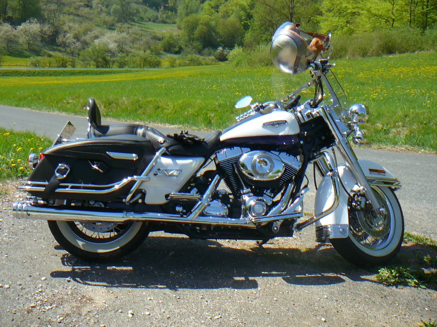 Harley-Davidson Road King FLHRC Road King Classic Alb - 1