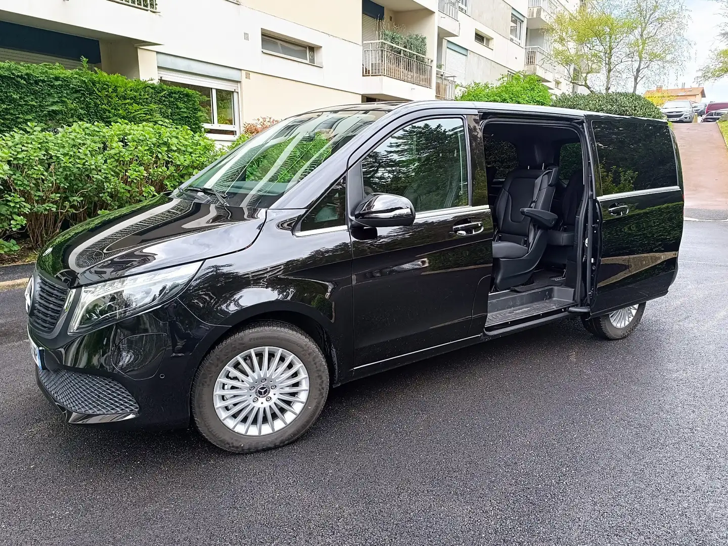 Mercedes-Benz EQV 300 300 Long AVANTGARDE - 7900km - 2024 Noir - 1