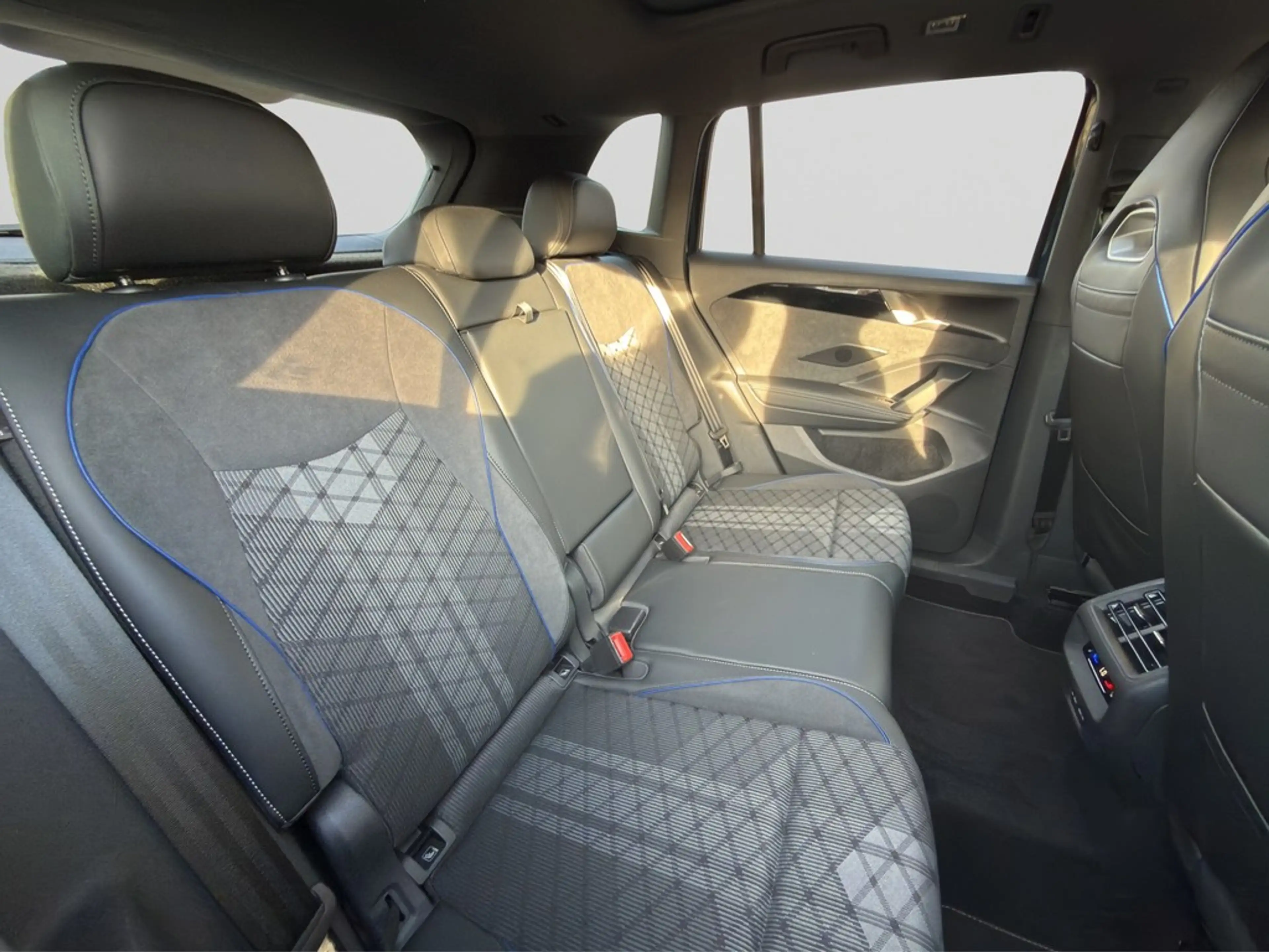 Volkswagen Tiguan 1.5 eTSI R-Line *PANO*STANDHEIZUNG*ACC*DCC*MATRIX* — photo 7