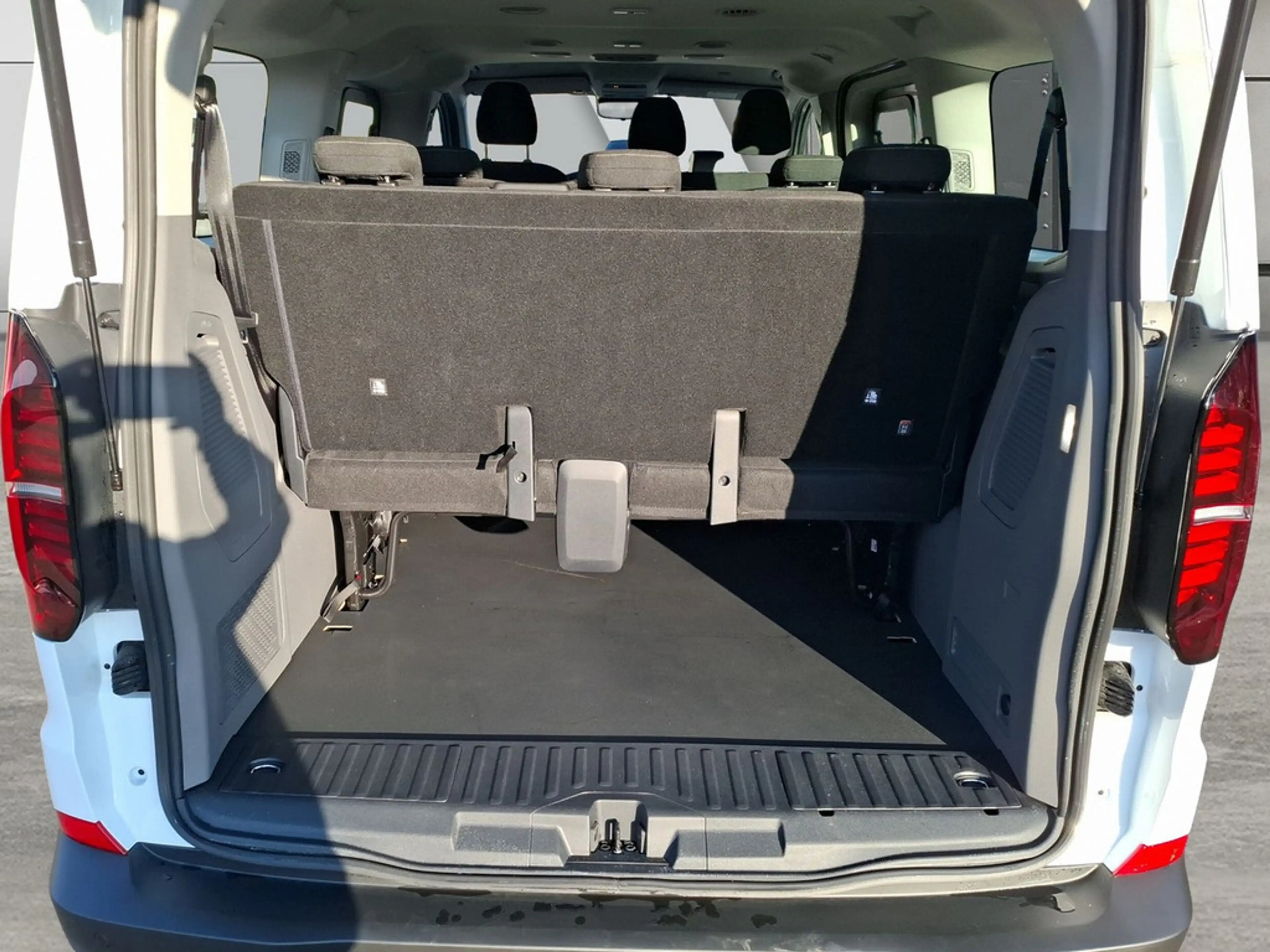 Volkswagen T7 Caravelle KR 2.0 TDI AUTOMATIK*9 SITZE*3-3-3* Klima — photo 9