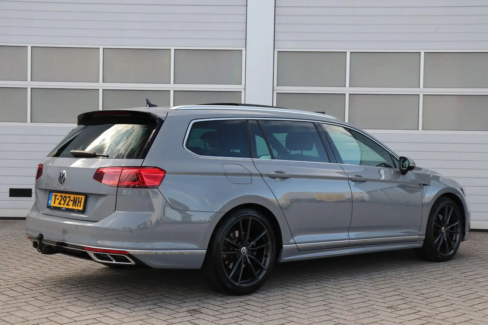 Volkswagen Passat Variant 1.5 TSI 150pk DSG R-Line Business | Panoramadak | Grijs - 2