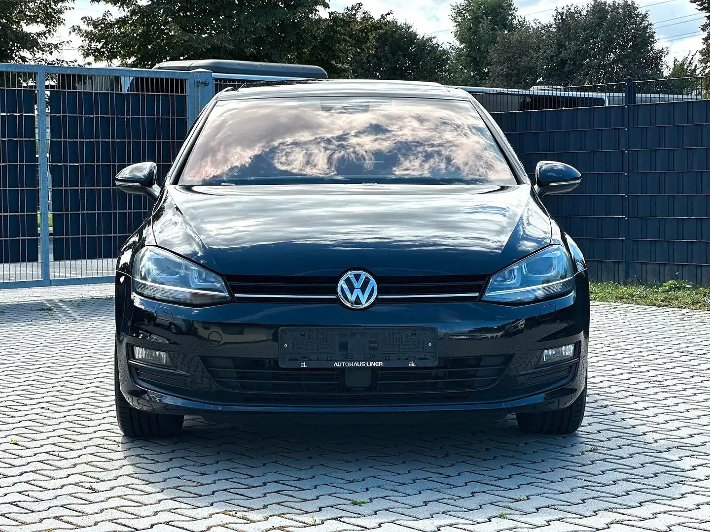 Volkswagen Golf VII Lim. Cup BlueTDI *BIXENON*AHK*PANO*1.HD Schwarz - 2