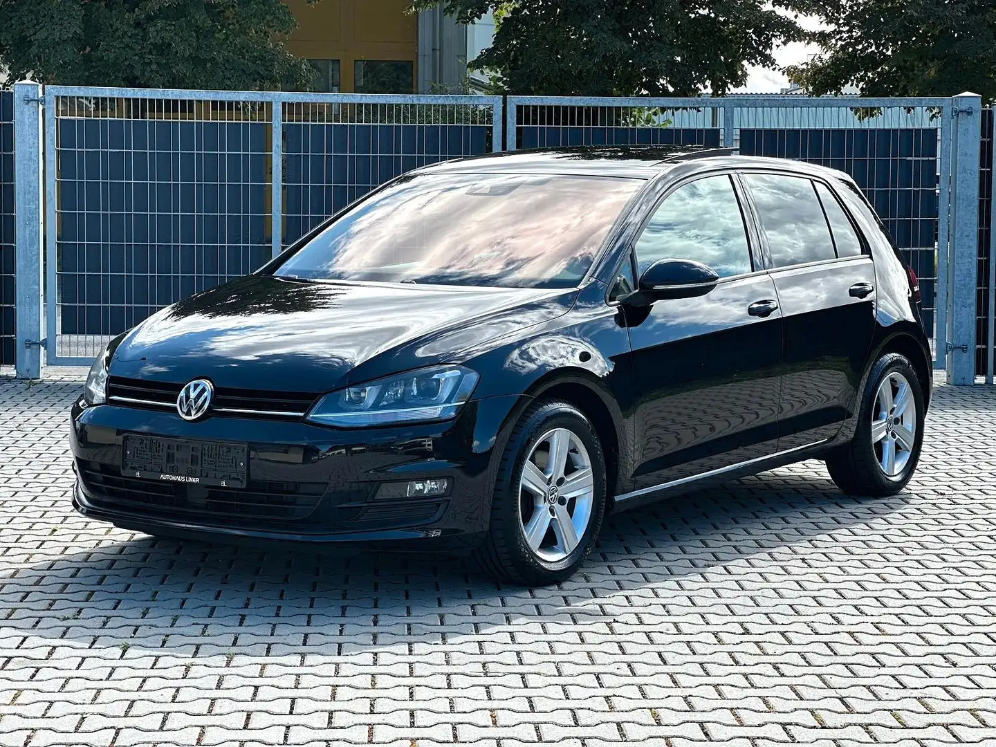 Volkswagen Golf VII Lim. Cup BlueTDI *BIXENON*AHK*PANO*1.HD Schwarz - 1