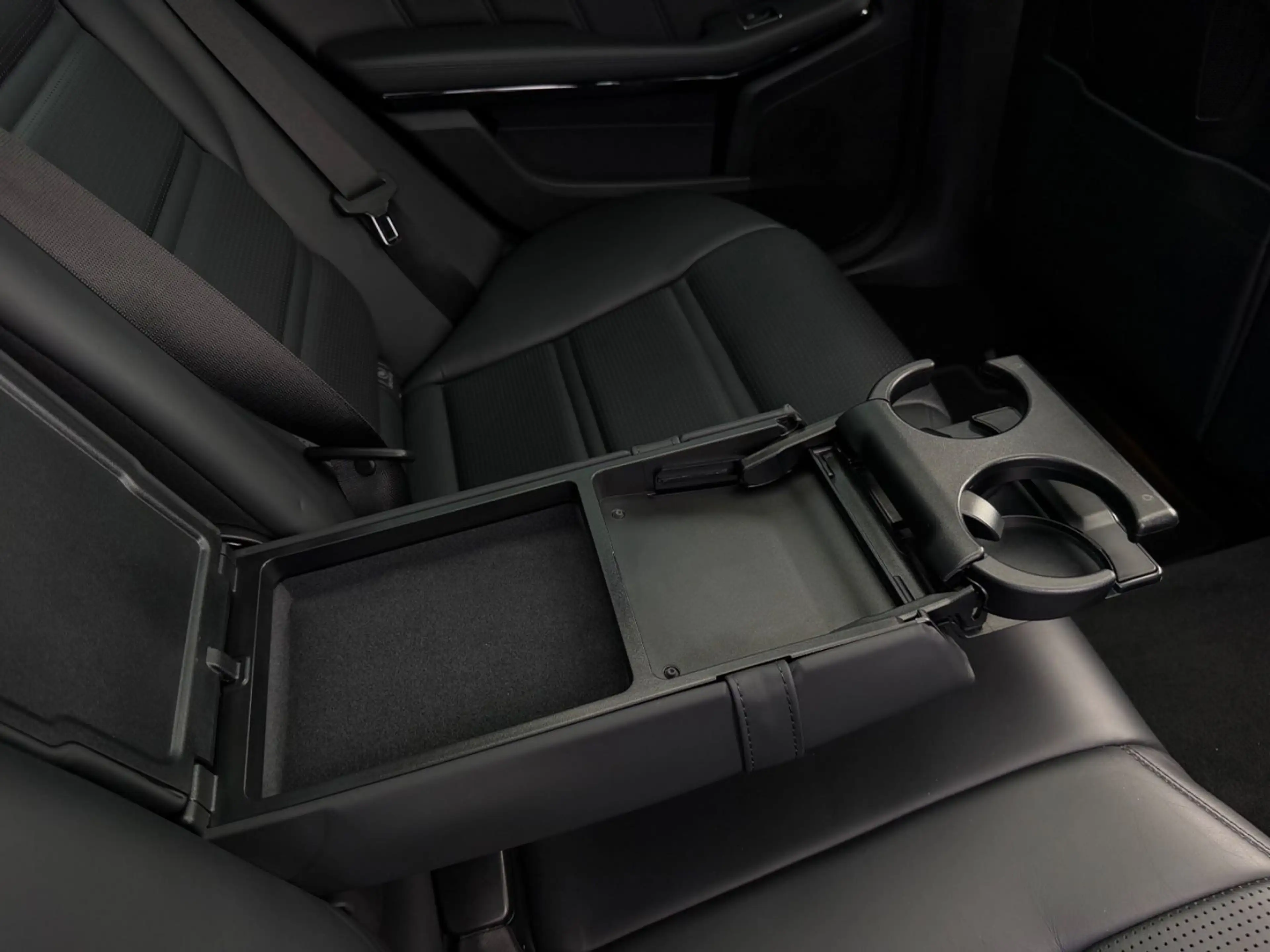 Mercedes-Benz E 63 AMG 4Matic *Pano*HK*Distronic*Original* — photo 30
