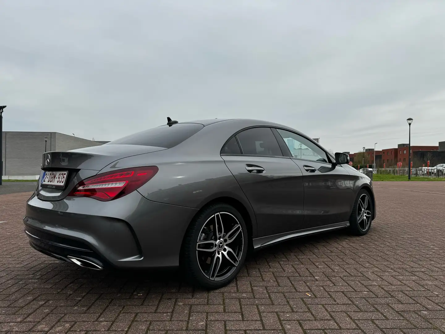 Mercedes-Benz CLA 200 AMG Line Gris - 2