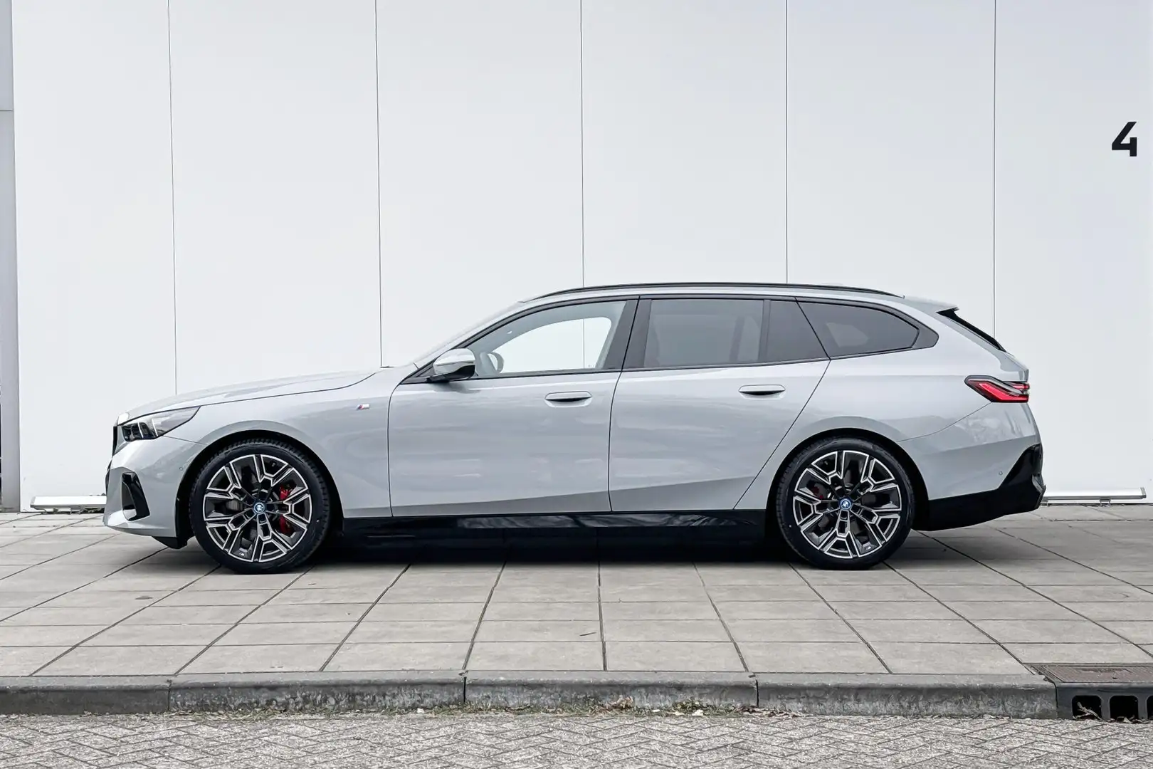 BMW i5 Touring eDrive40 M Sport Pro Glazen Dak / Harman K Grijs - 2