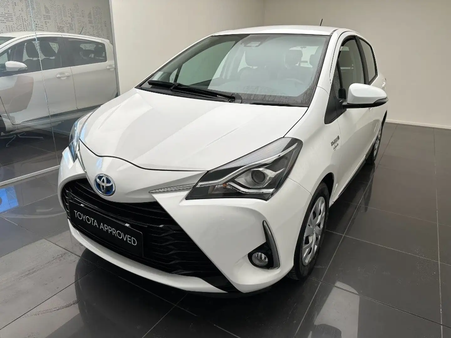 Toyota Yaris 1.5 Hybrid 5 porte Active White - 1