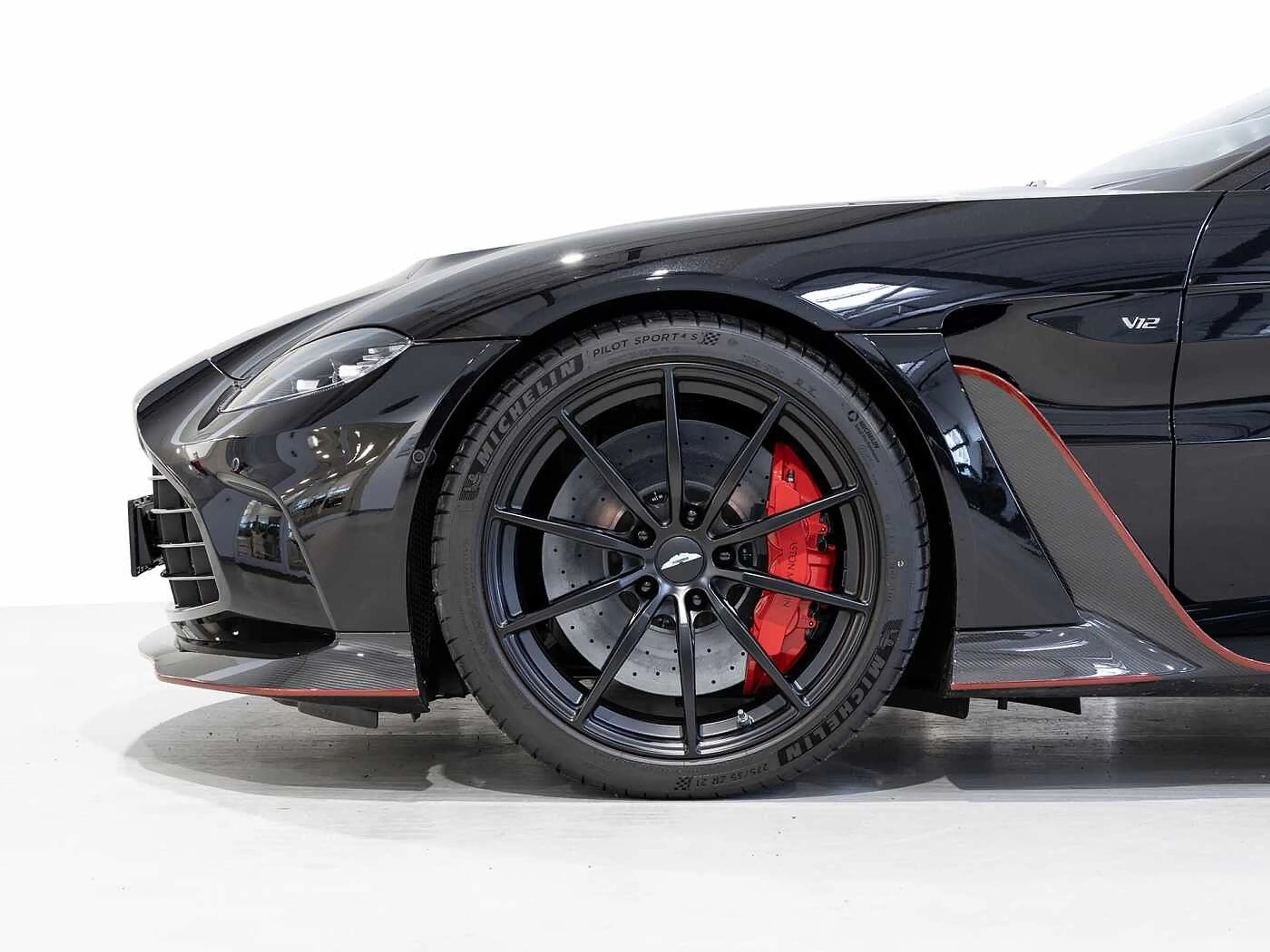 Aston Martin New Vantage V12 Roadster -Onyx Black- — photo 12