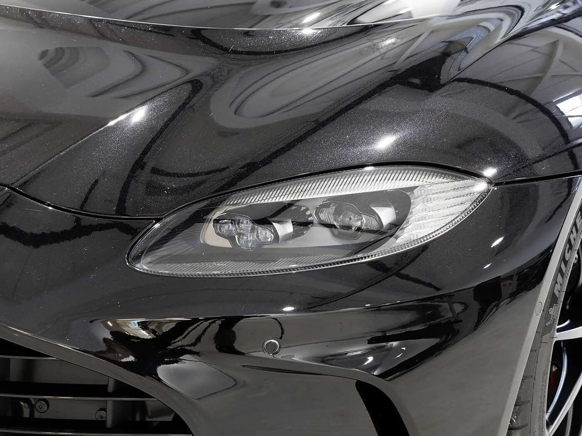 애스턴마틴 밴티지 New Vantage V12 Roadster 2023 검정 사진 8