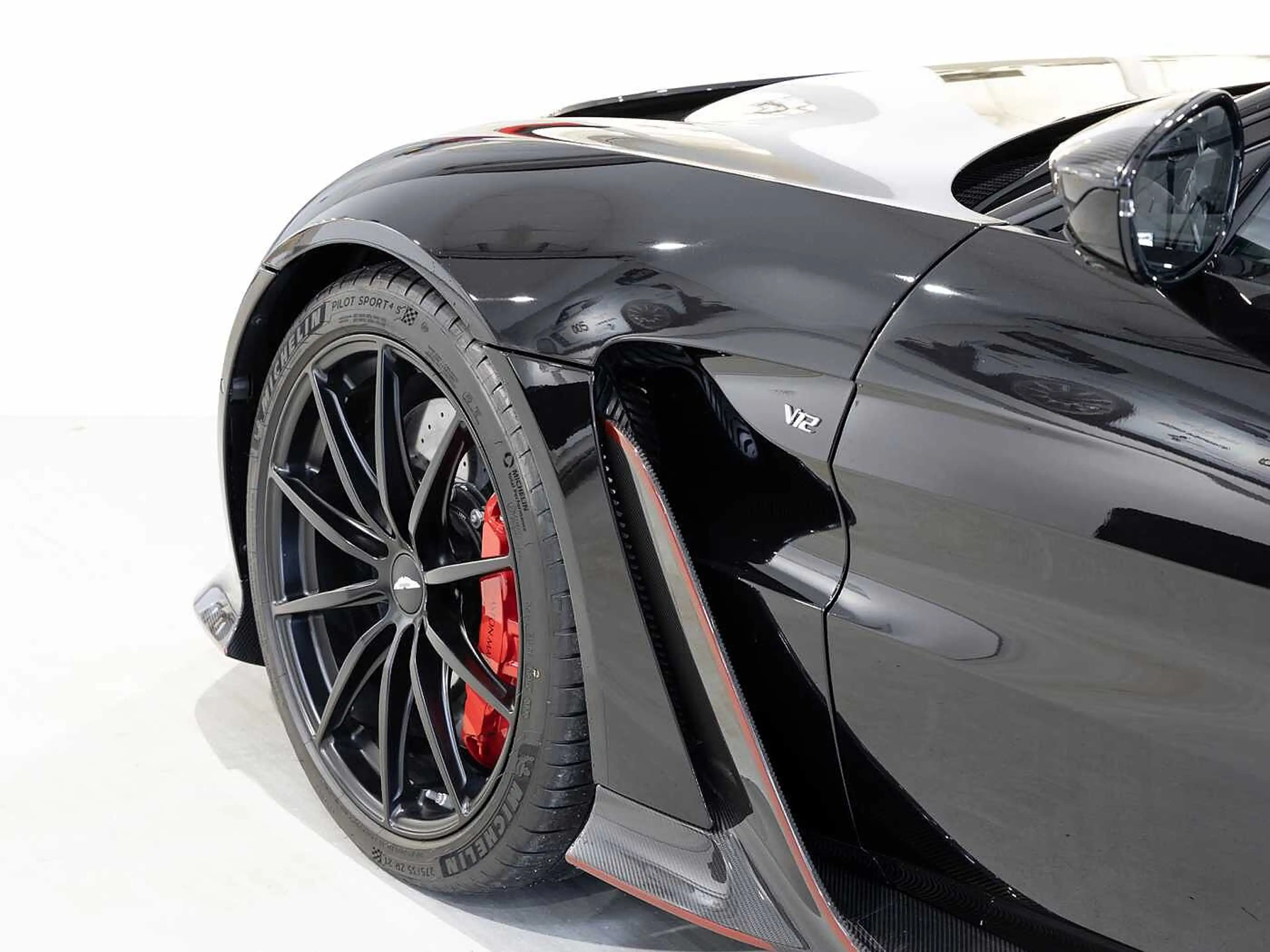 Aston Martin New Vantage V12 Roadster -Onyx Black- — photo 9