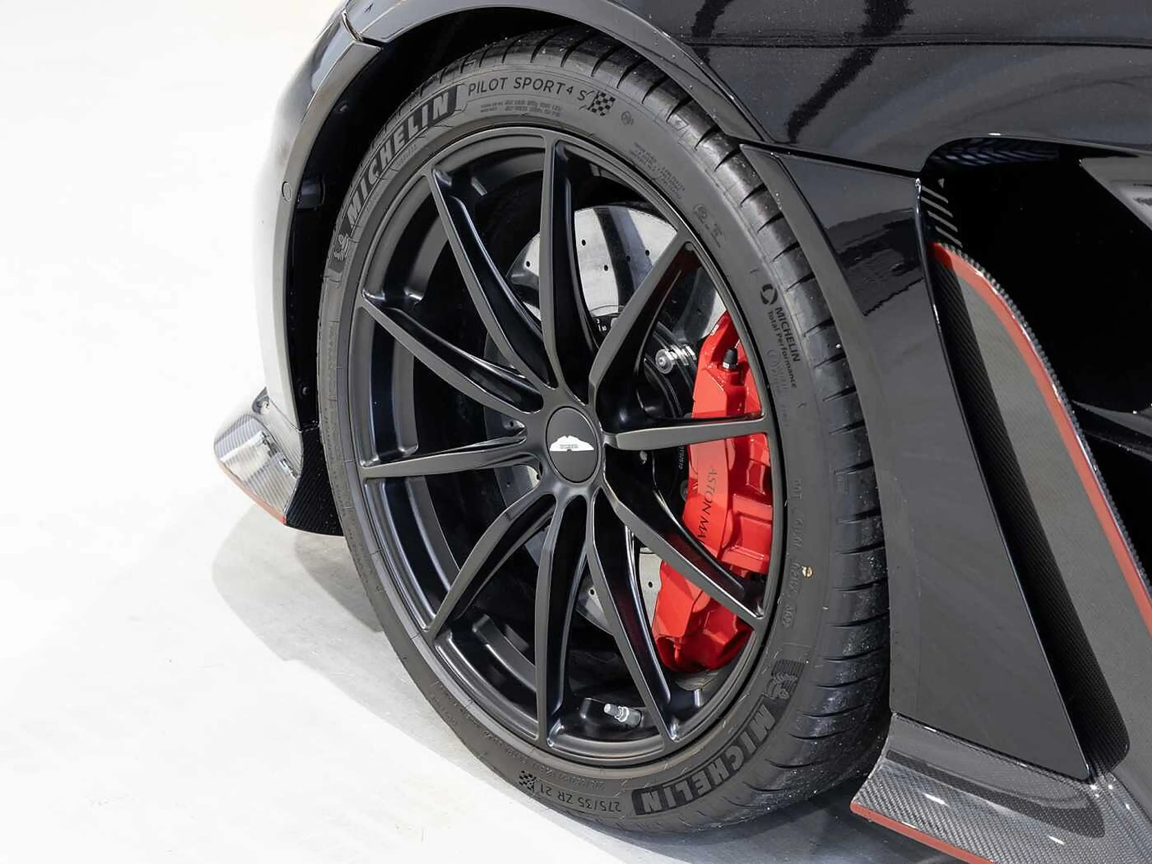 Aston Martin New Vantage V12 Roadster -Onyx Black- — photo 4