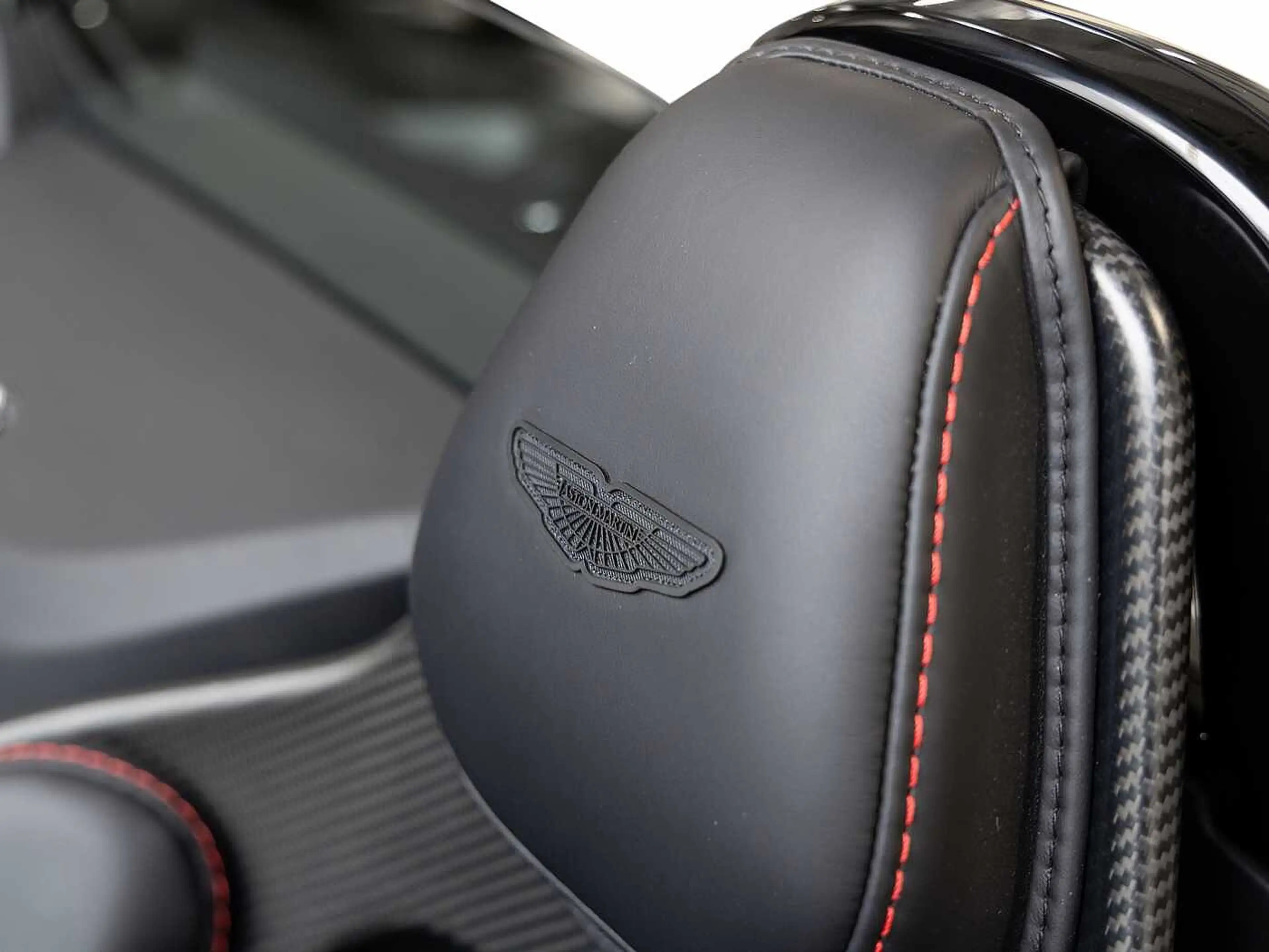 Aston Martin New Vantage V12 Roadster -Onyx Black- — photo 5