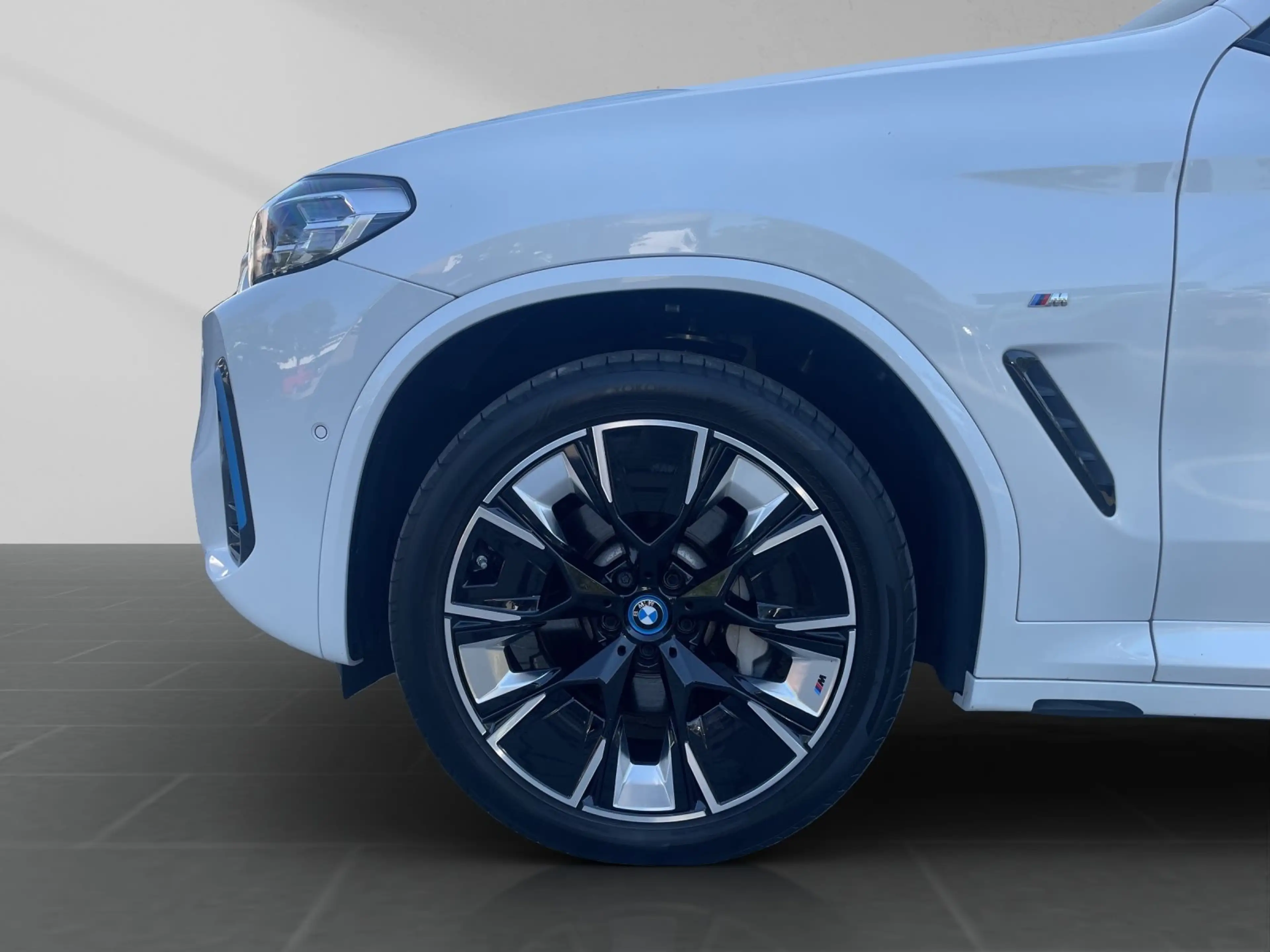 BMW iX3 Impressive HUD Pano H&K — photo 9
