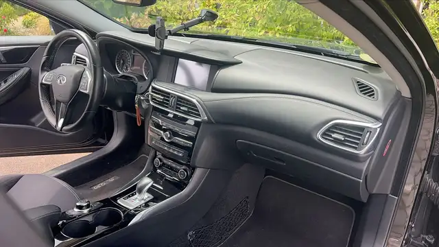 Infiniti Q30 view 10