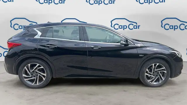 Infiniti Q30 view 4