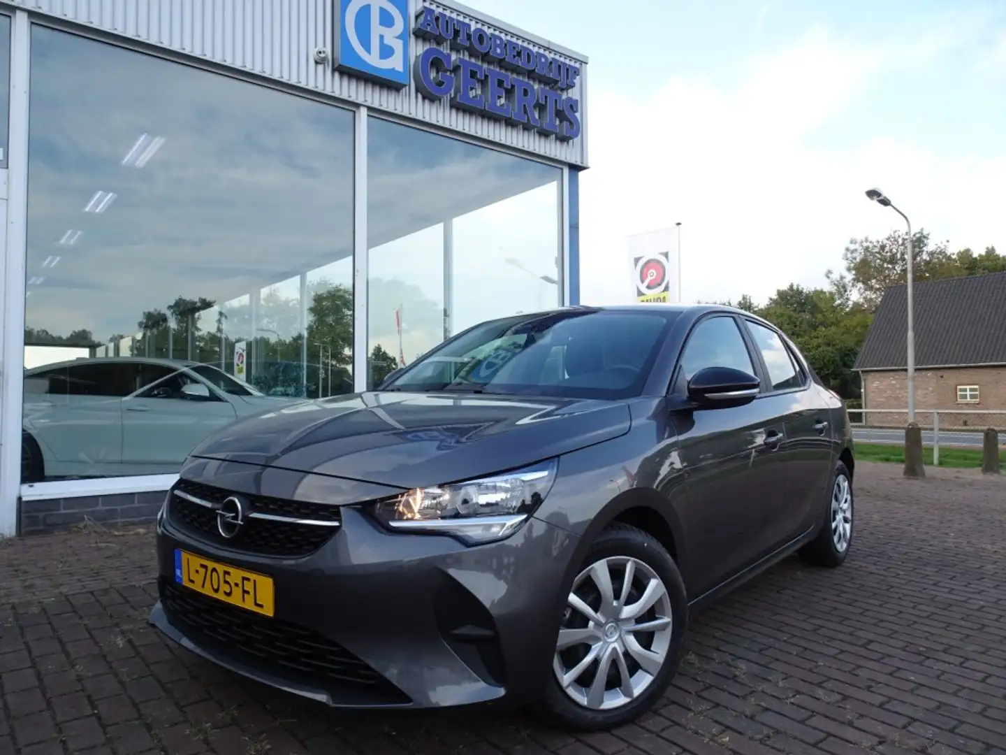 Opel Corsa 1.2 Edition PDC/Cruise control Grijs - 1