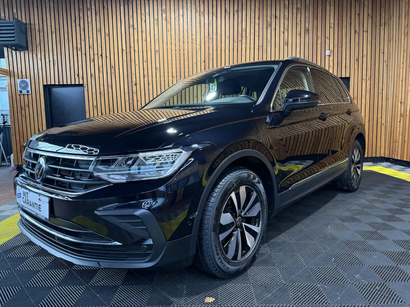 Volkswagen Tiguan 1,5 TSI Move DSG *Navi*ACC*Kam*LED*App* Schwarz - 1