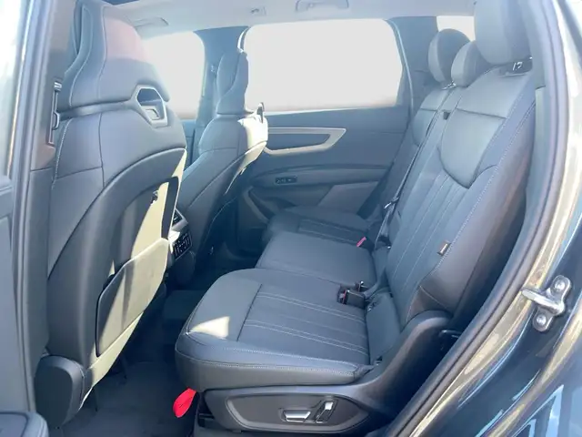 Audi Q7 view 13