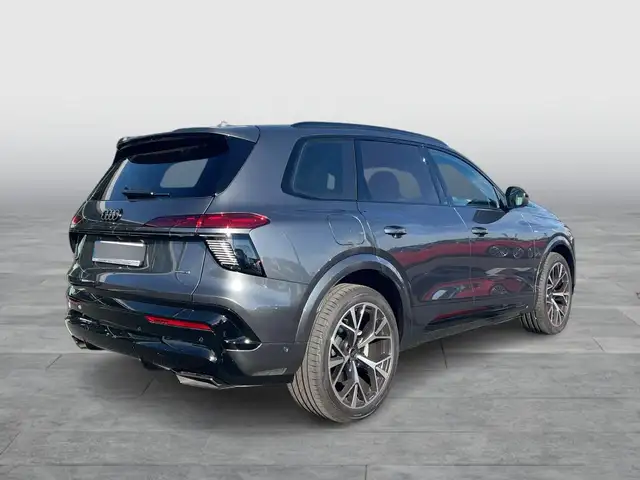 Audi Q7 view 5