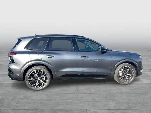 Audi Q7 view 6