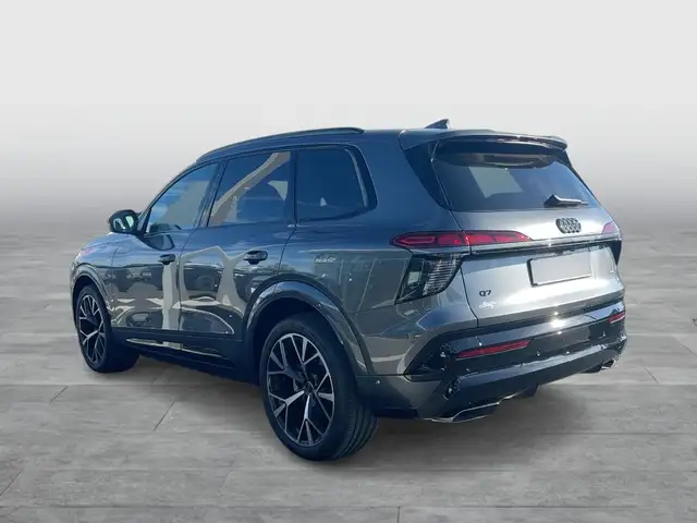 Audi Q7 view 3