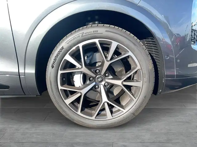 Audi Q7 view 7
