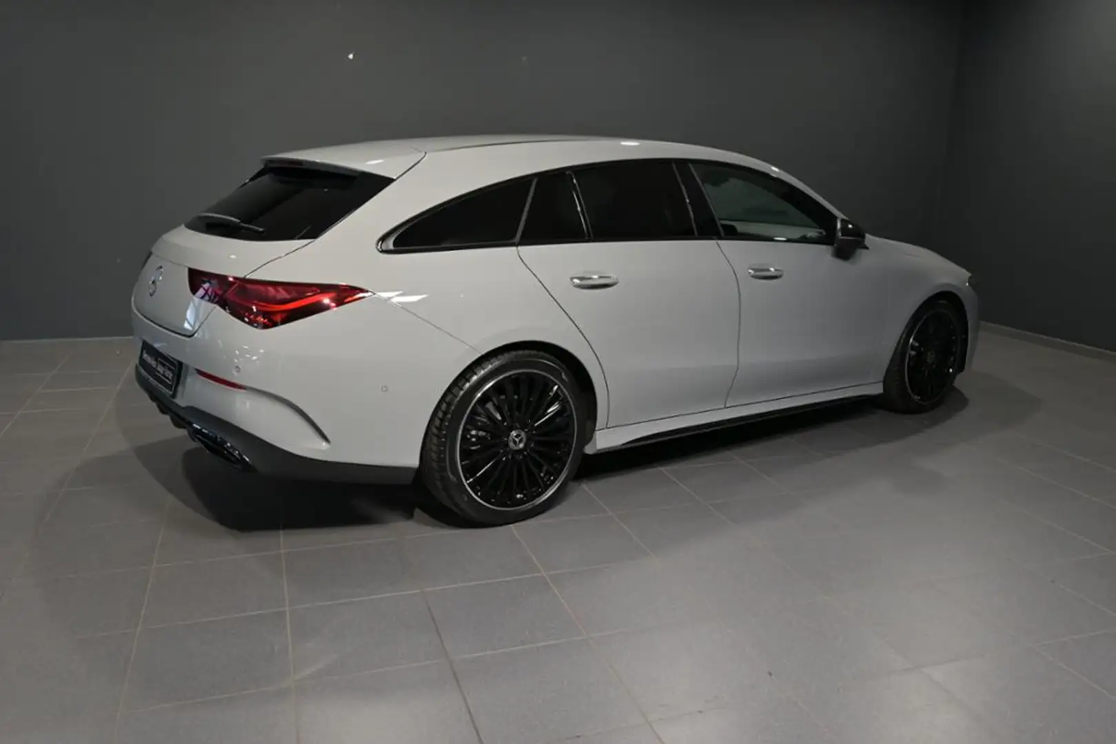 Mercedes-Benz CLA 180 SB AMG LINE Grau - 2