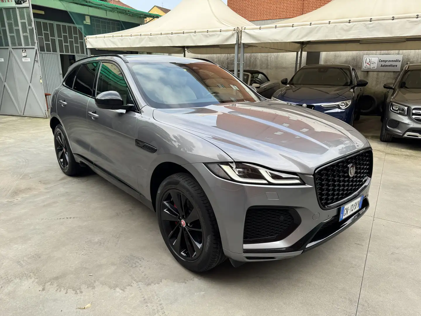 Jaguar F-Pace F-Pace 2.0d i4 mhev R-Dynamic Black awd 204cv auto Grigio - 1