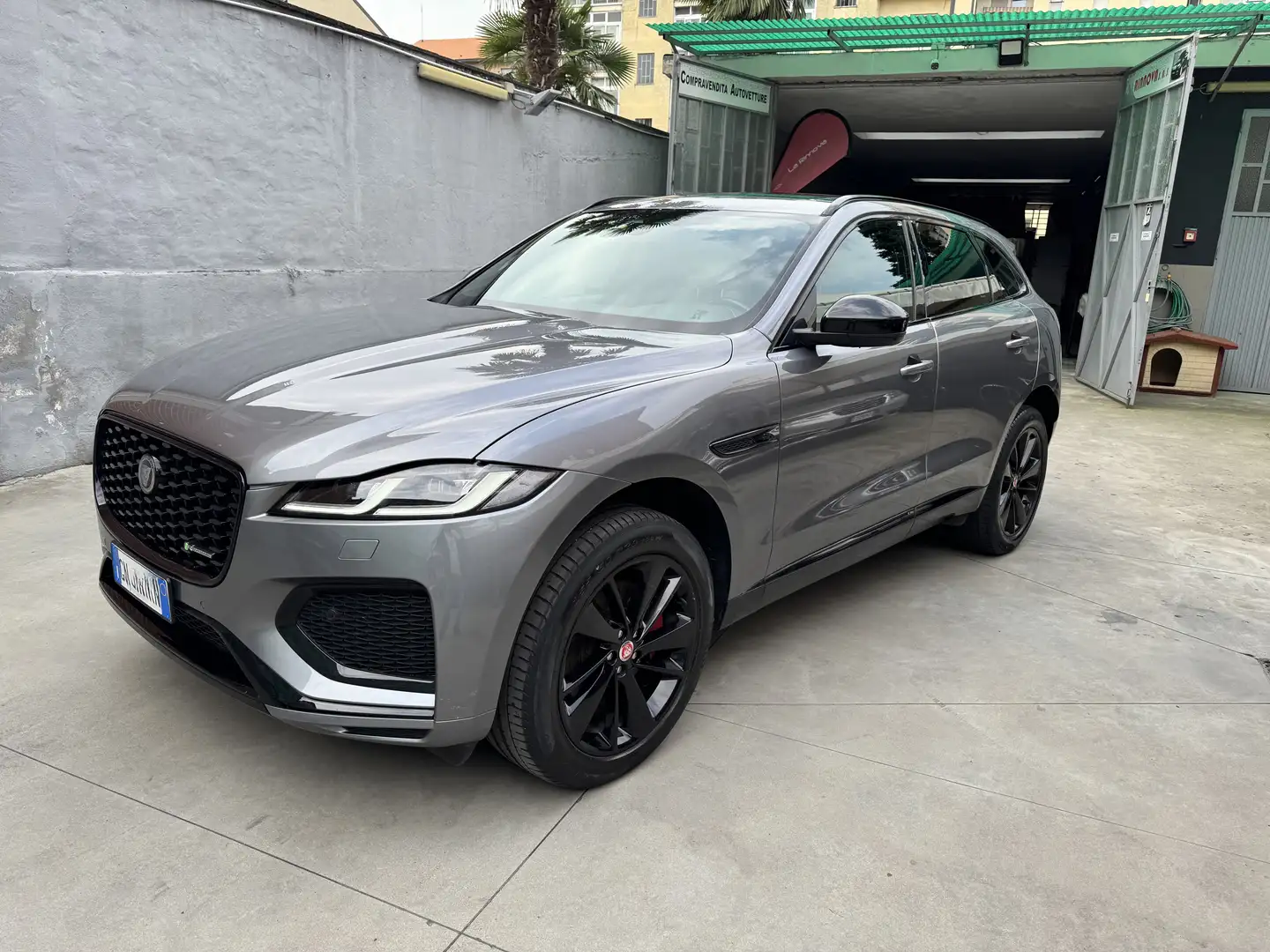 Jaguar F-Pace F-Pace 2.0d i4 mhev R-Dynamic Black awd 204cv auto Grigio - 2