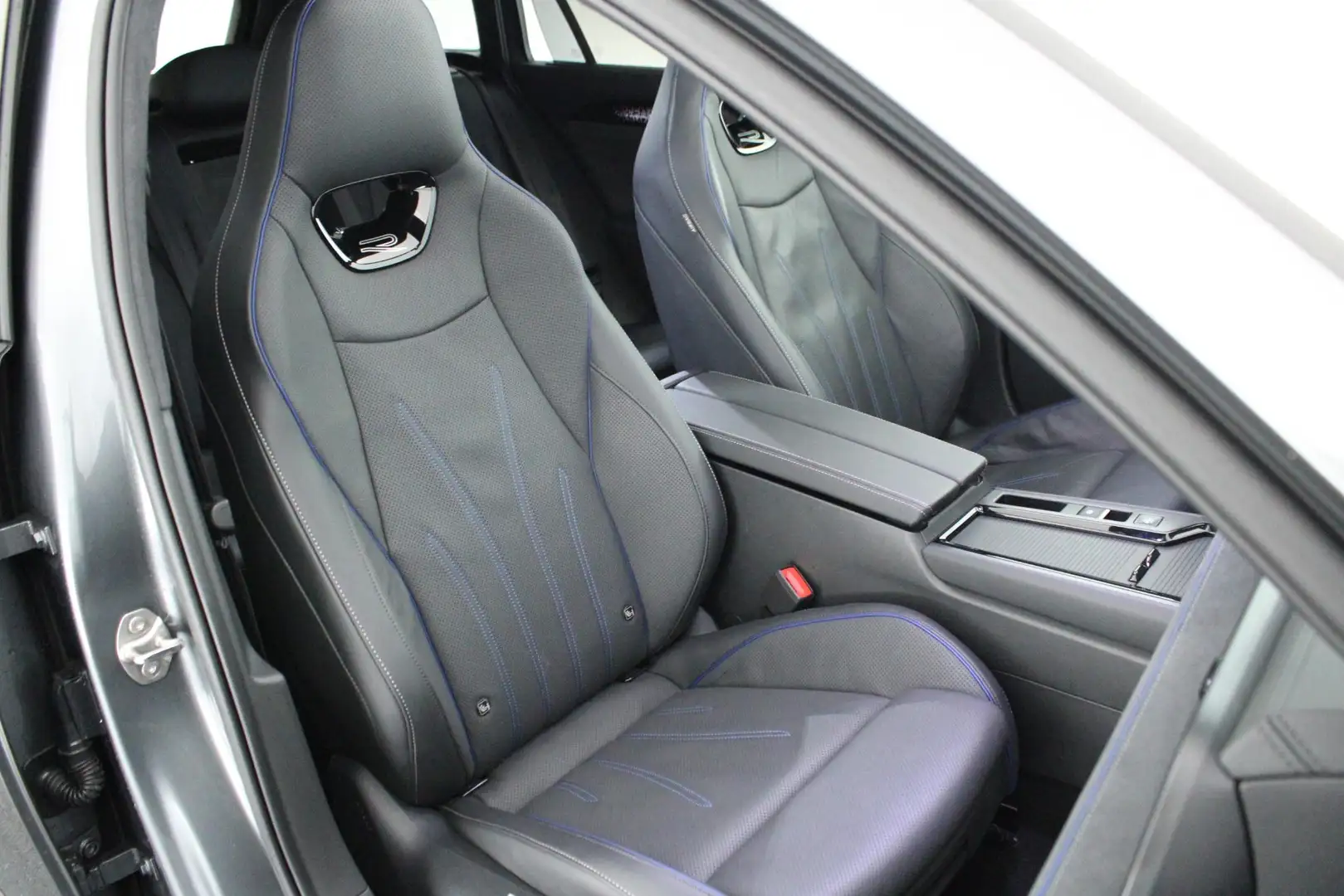 Volkswagen Passat Variant 1.5 272pk eHybrid R-Line Edition Black Style Plus Grijs - 2