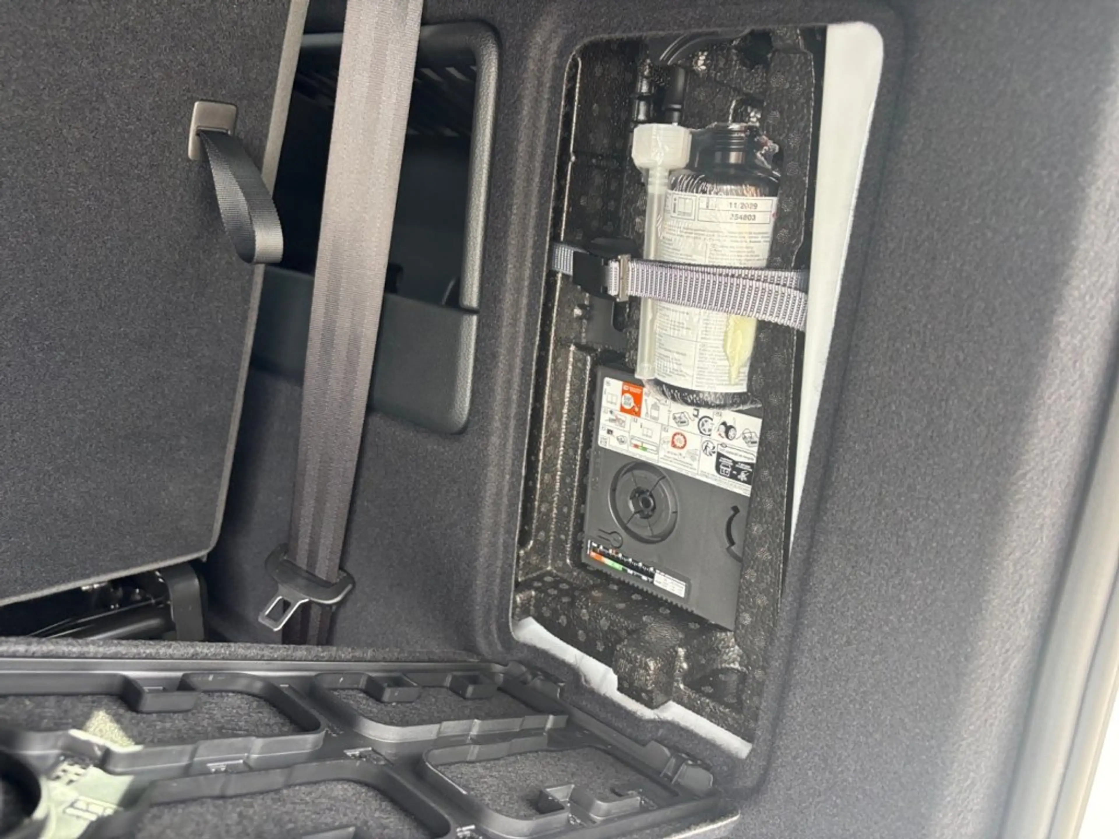 Ford Grand Tourneo Connect Active 2,0L Eblue 122PS M AWD — photo 14