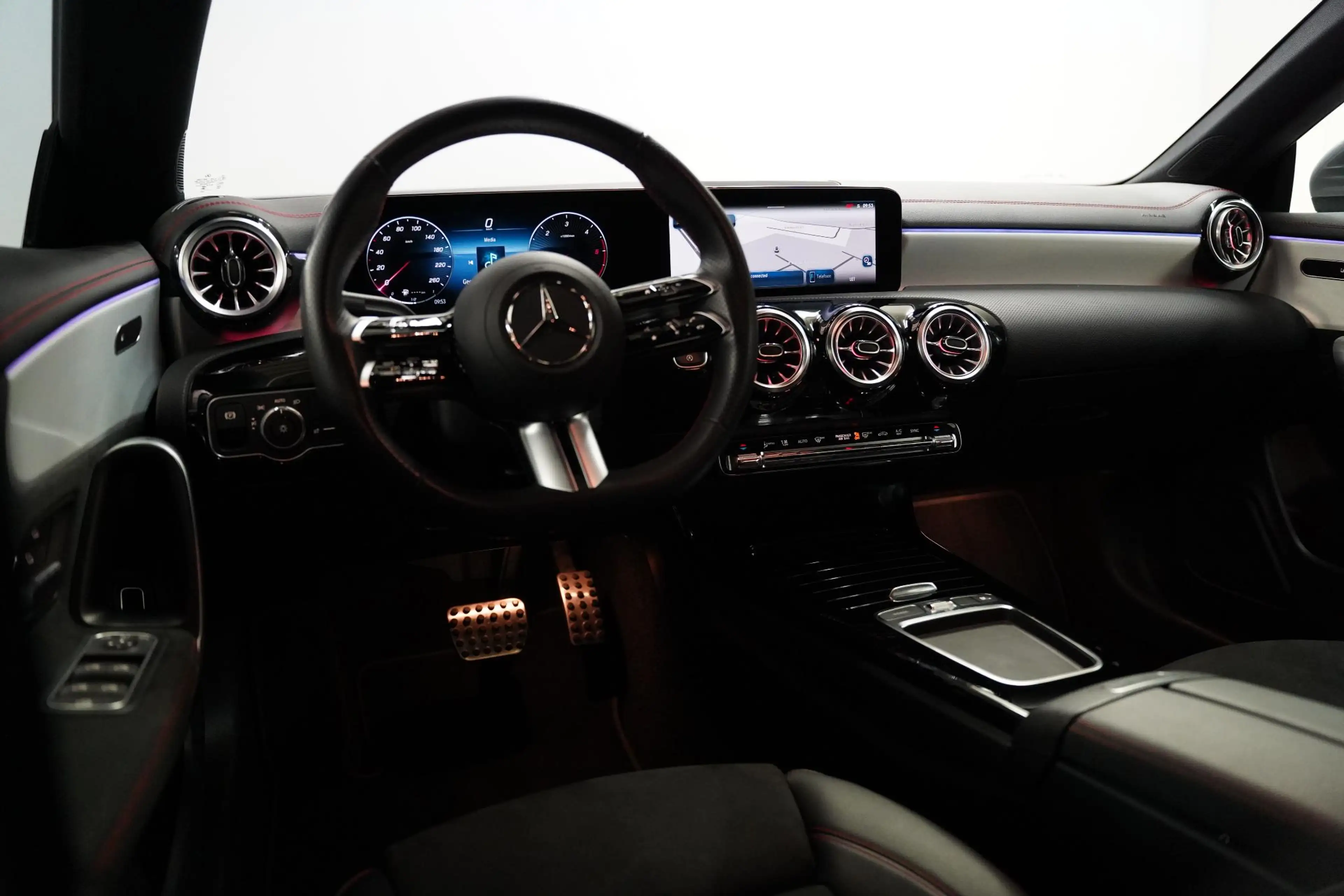 Mercedes-Benz CLA 180 CLA d AMG Line | Ambient Light | Heated Seats — photo 14