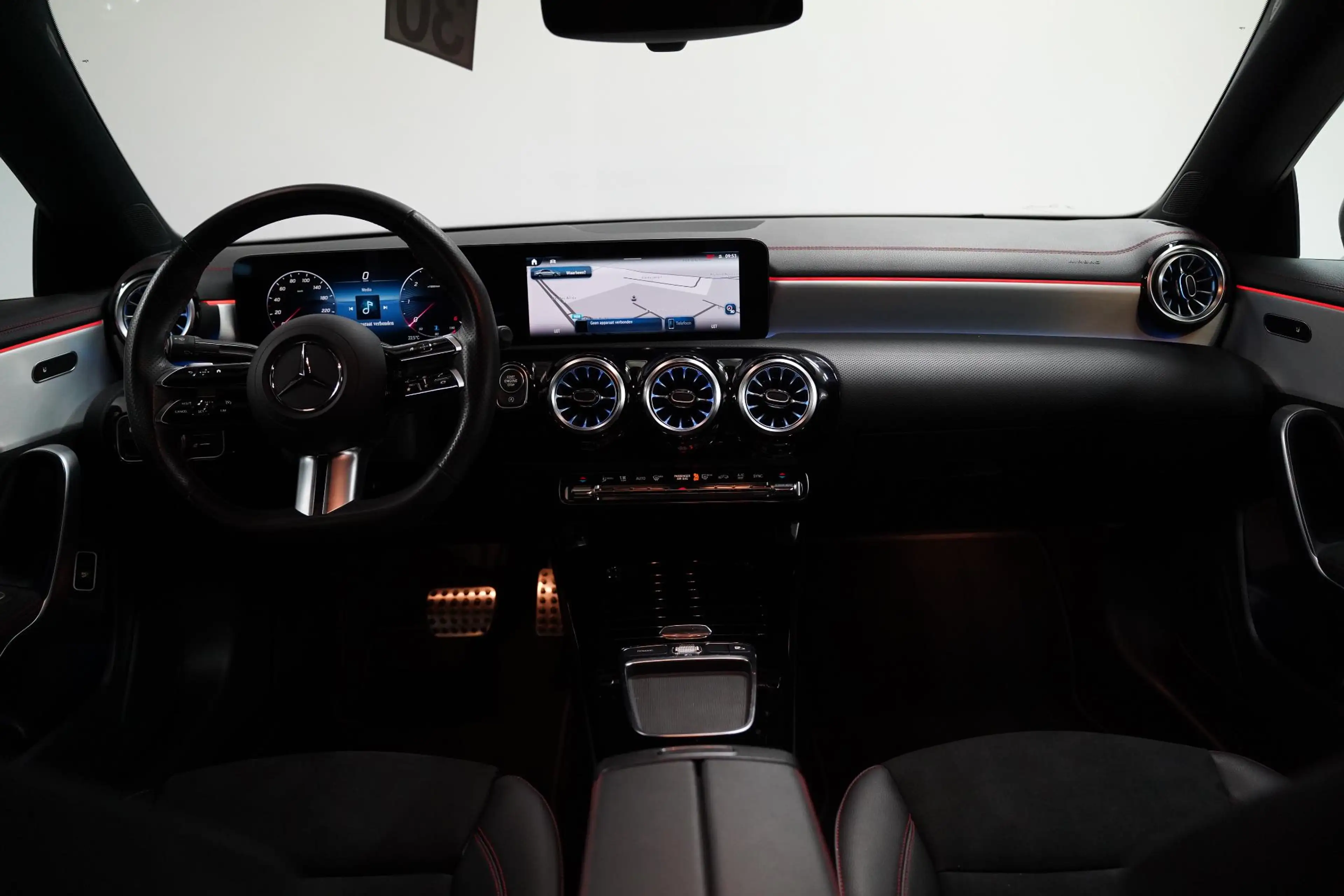 Mercedes-Benz CLA 180 CLA d AMG Line | Ambient Light | Heated Seats — photo 12