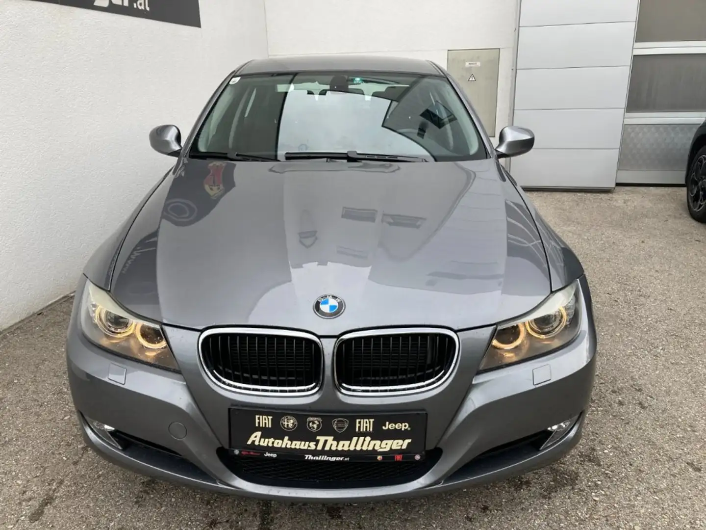 BMW 320 d xDirve Grau - 2