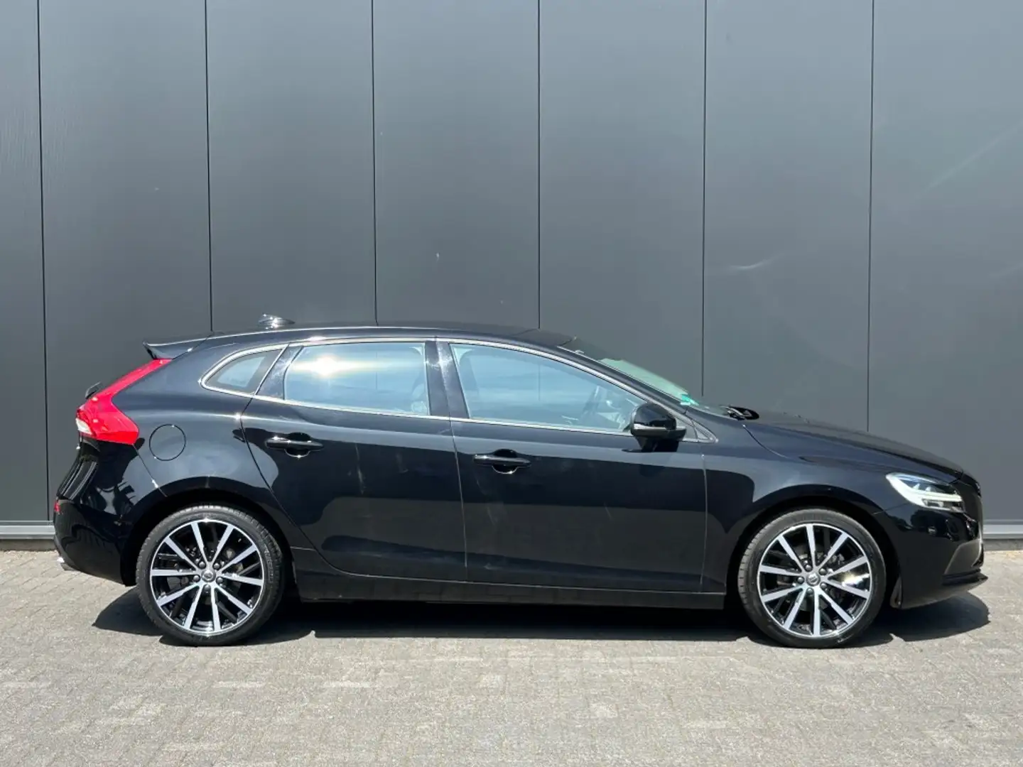 Volvo V40 2.0 T3 Nordic+ LED Navigatie Cruise PDC NL-auto Noir - 2