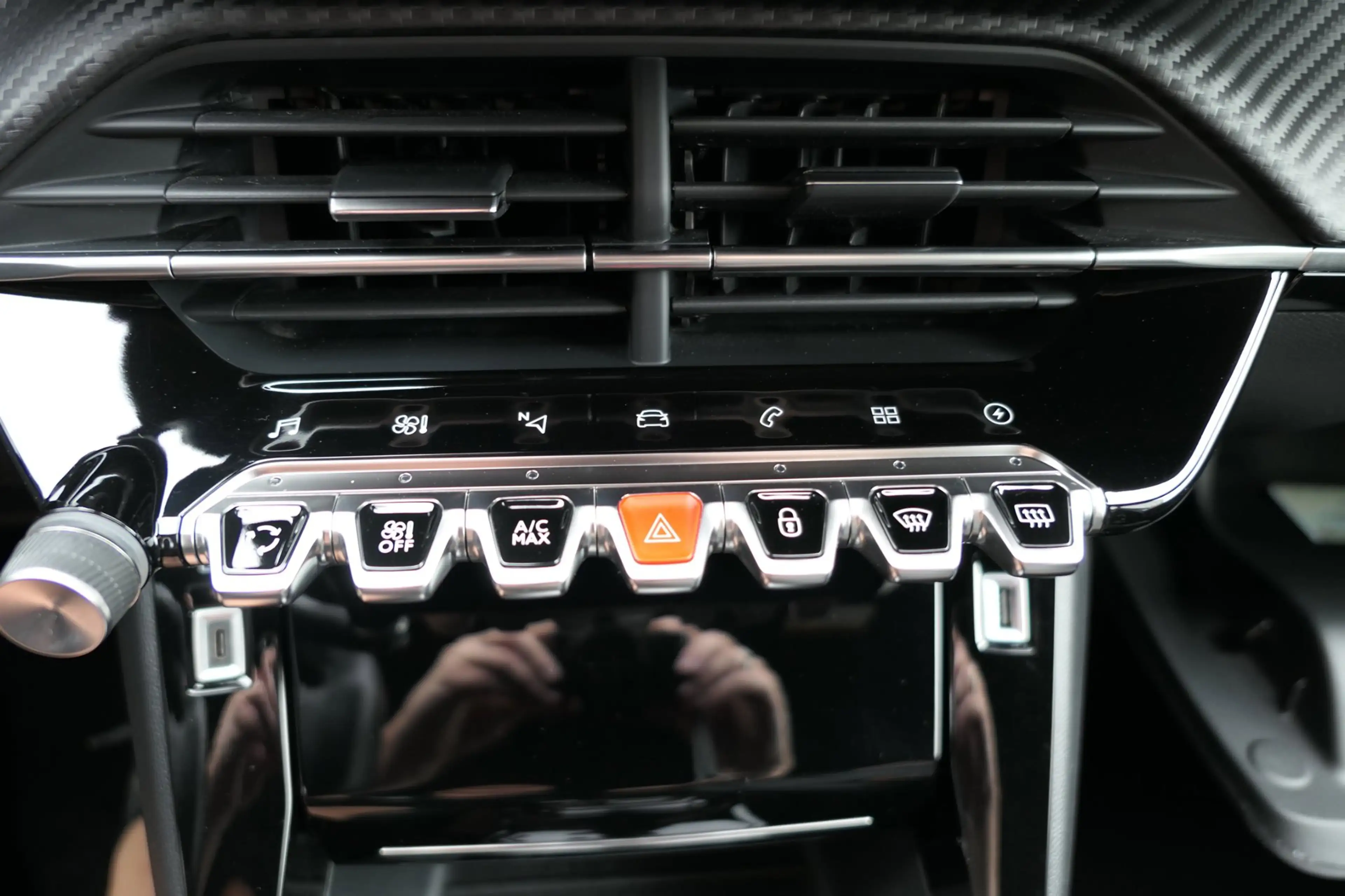 Peugeot e-2008 EV Allure Pack 50 kWh, 360 camera, Carplay, 3 Fase — photo 17