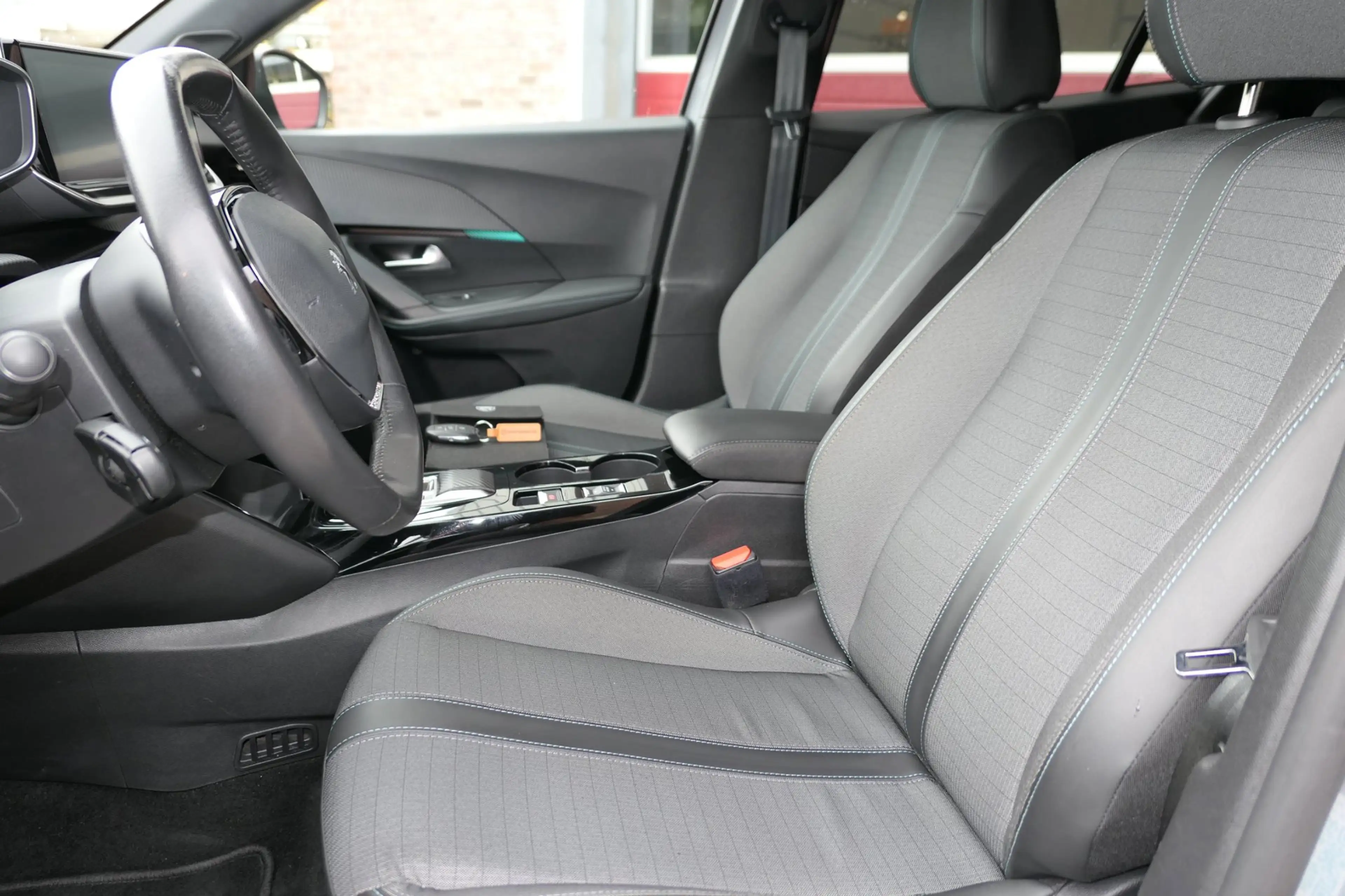Peugeot e-2008 EV Allure Pack 50 kWh, 360 camera, Carplay, 3 Fase — photo 8