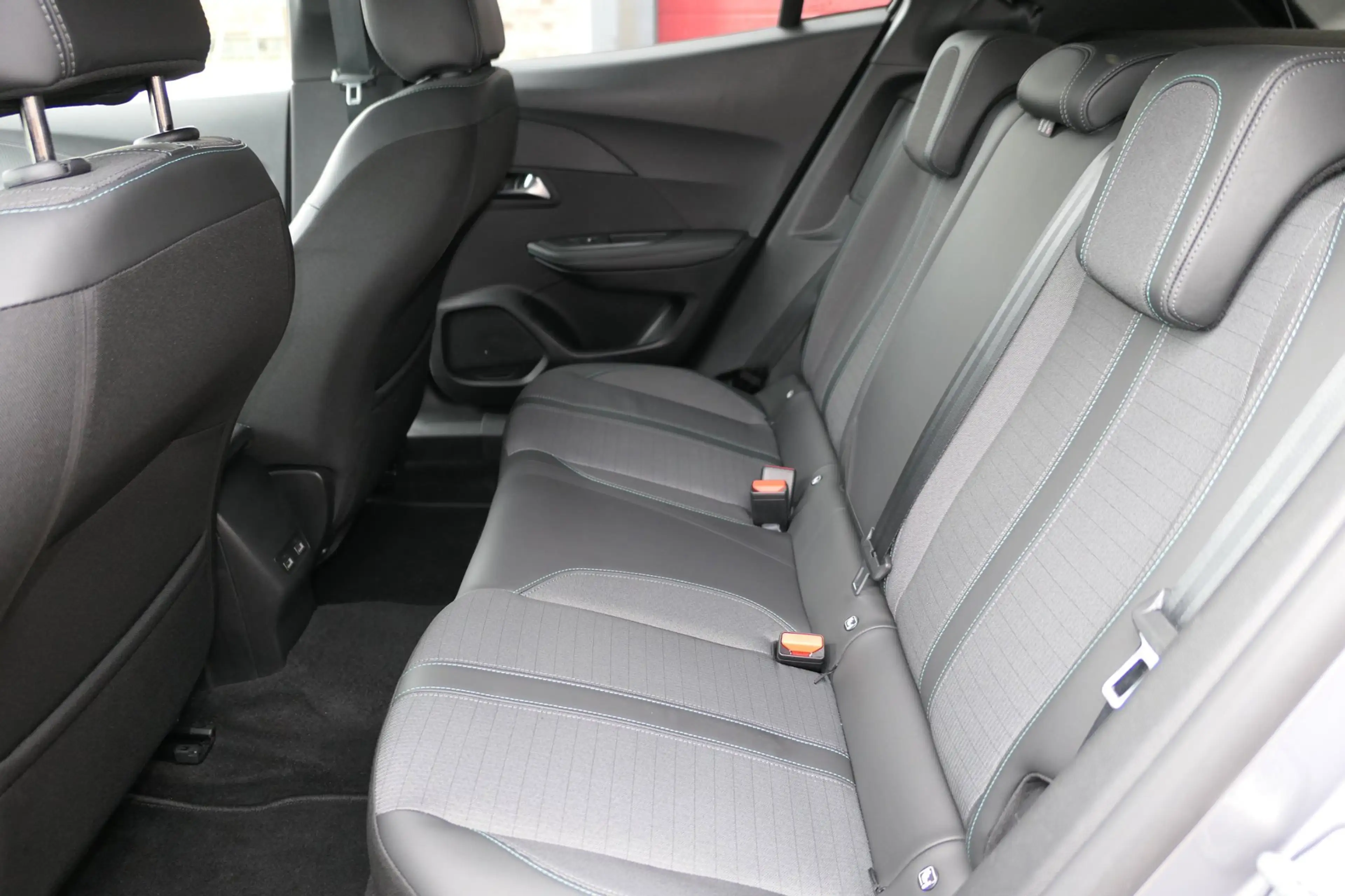 Peugeot e-2008 EV Allure Pack 50 kWh, 360 camera, Carplay, 3 Fase — photo 9