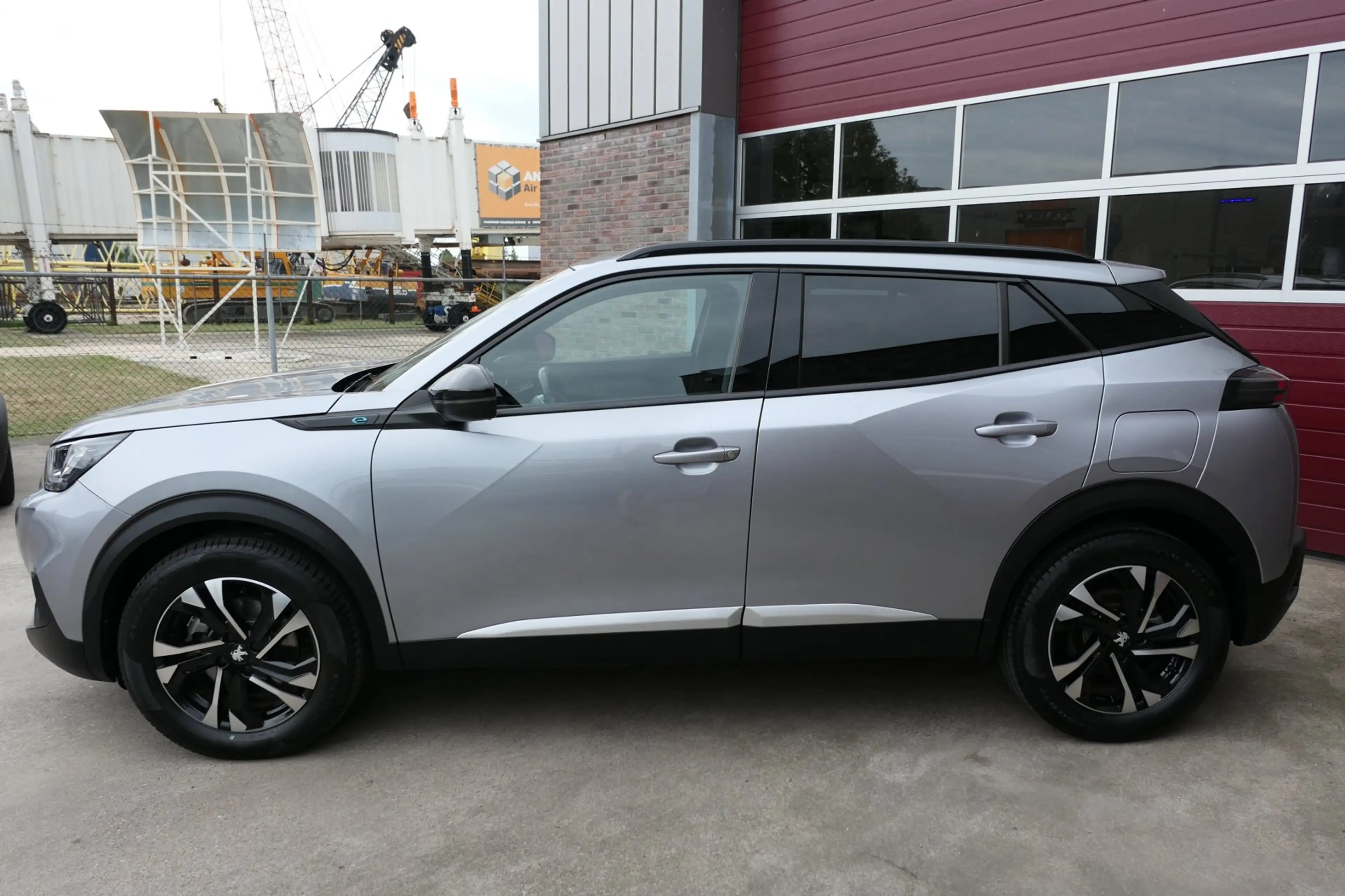 Peugeot e-2008 EV Allure Pack 50 kWh, 360 camera, Carplay, 3 Fase — photo 2