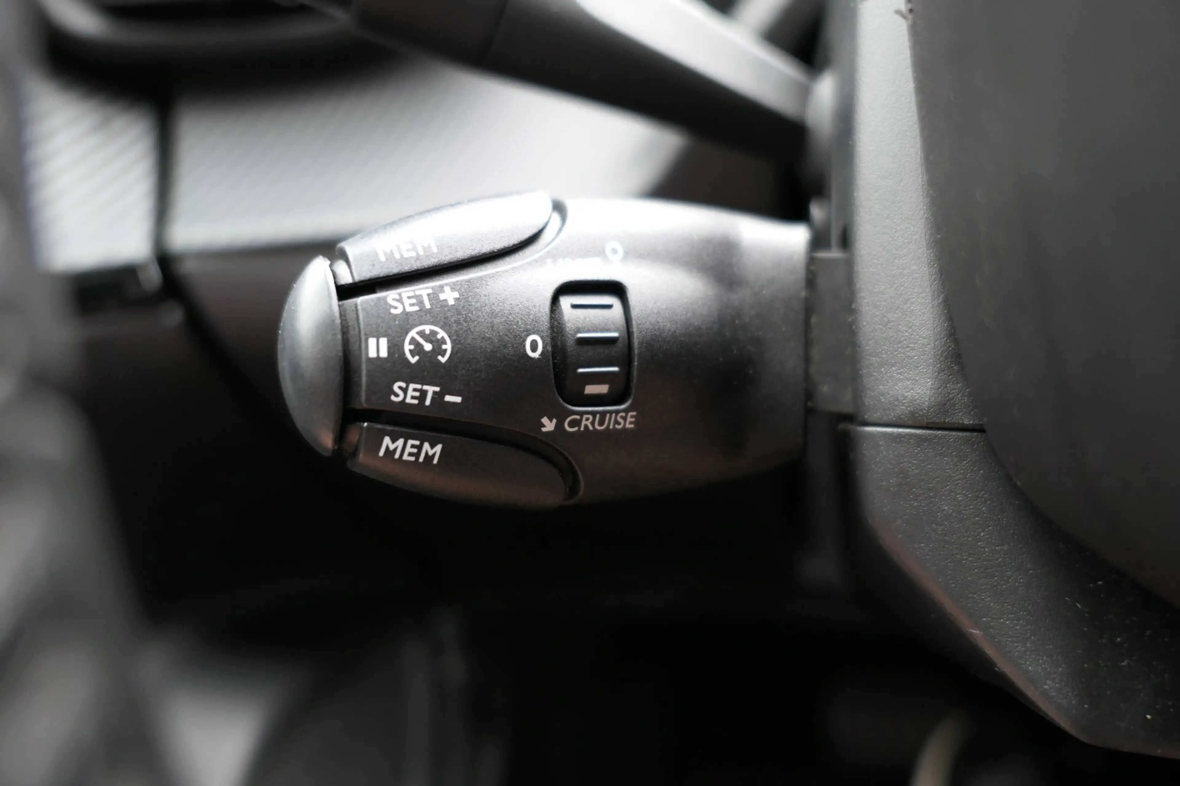Peugeot e-2008 EV Allure Pack 50 kWh, 360 camera, Carplay, 3 Fase — photo 18