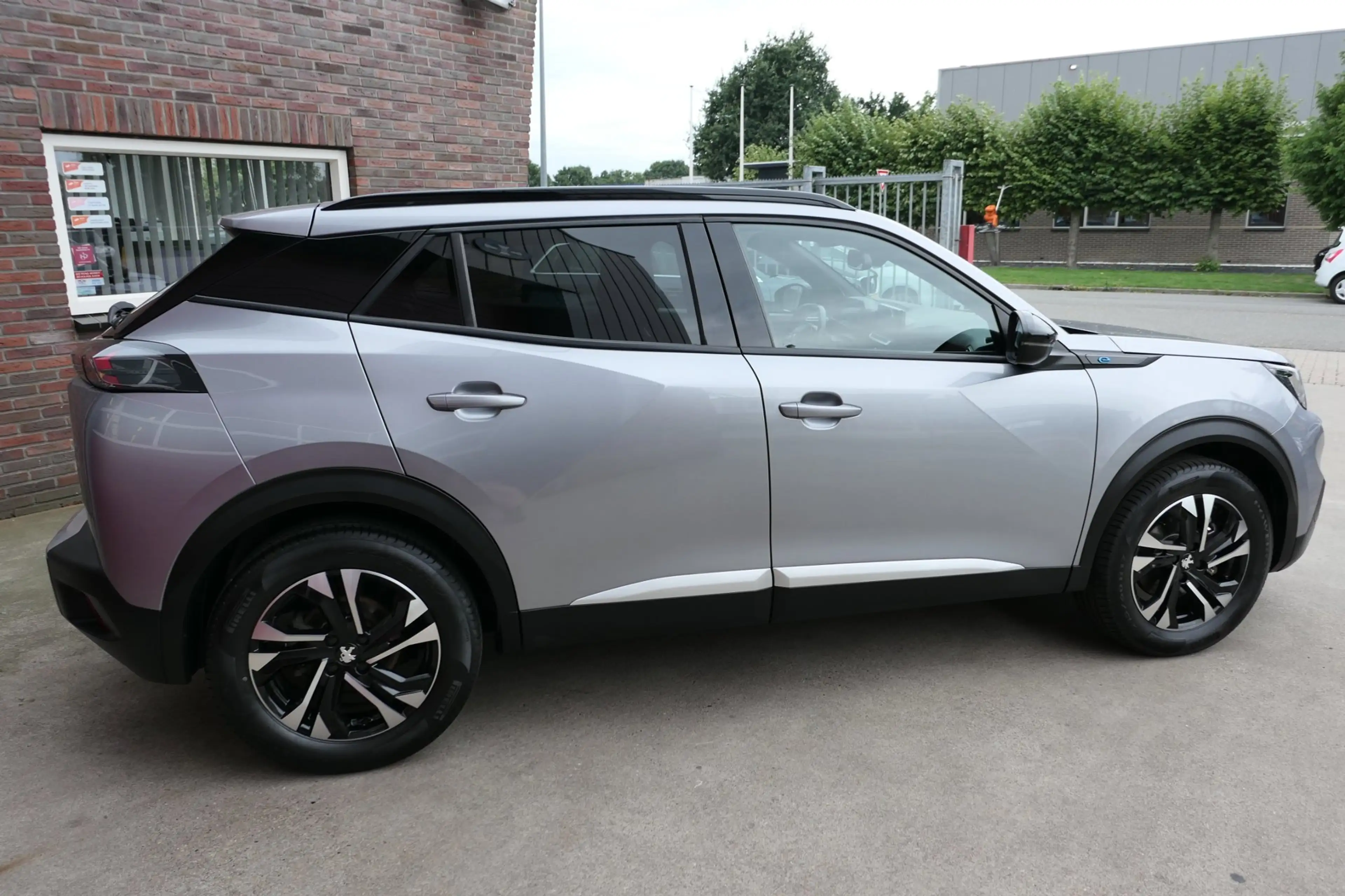Peugeot e-2008 EV Allure Pack 50 kWh, 360 camera, Carplay, 3 Fase — photo 5